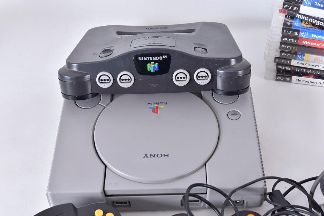 PLAYSTATION/NINTENDO 64 + 17 games.