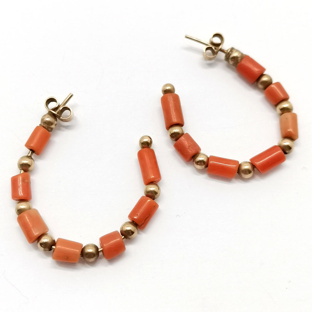 9ct GOLD & CORAL HOOP EARRINGS.