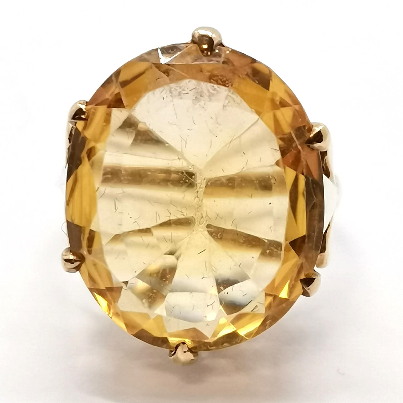 9ct GOLD CITRINE STONE SET RING.