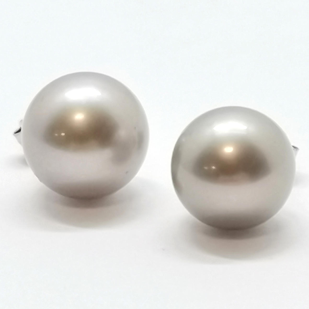 9ct WHITE GOLD GREY PEARL STUD EARRINGS.