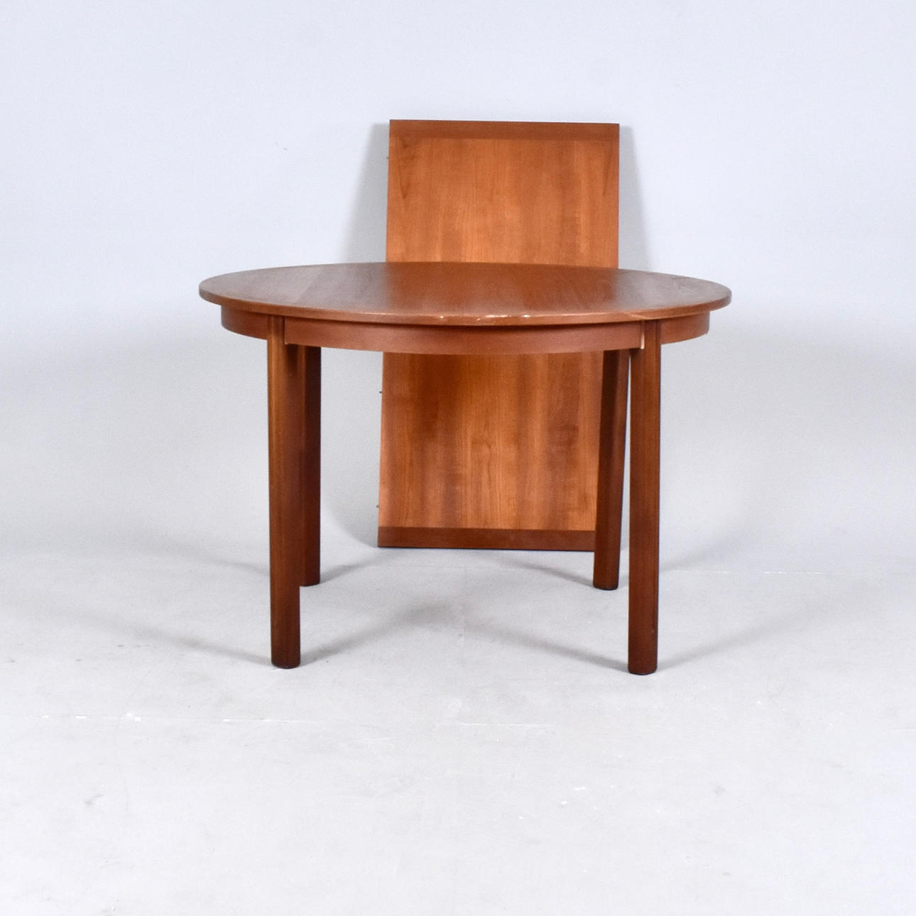 Ein Esstisch aus Teakholz, Mitte des 20. Jahrhunderts.