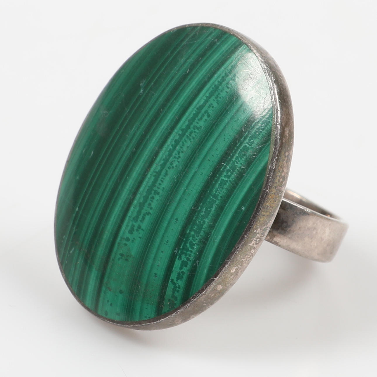 RING, sterling silver with flat-cut malachite.