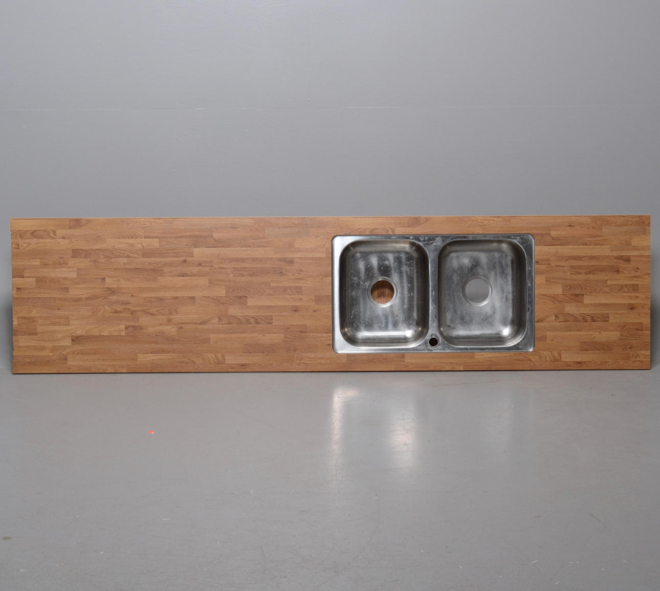 Inbyggnadsdiskbänk.