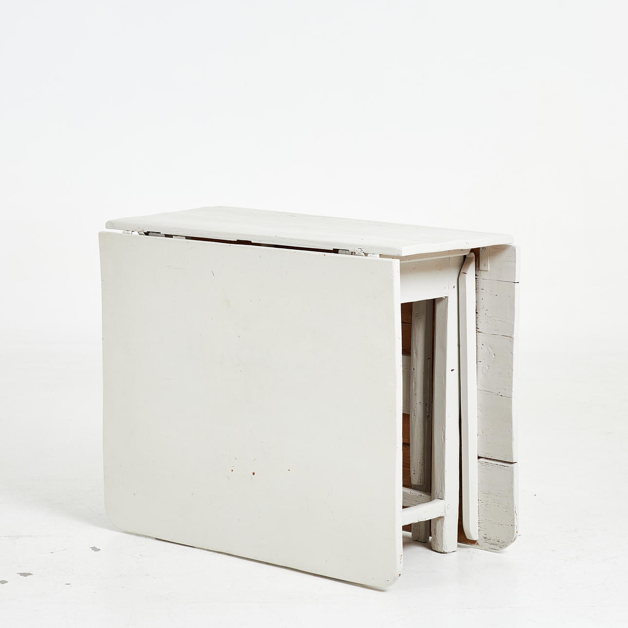 PERCUSSION TABLE. Painted pine, 20th century.