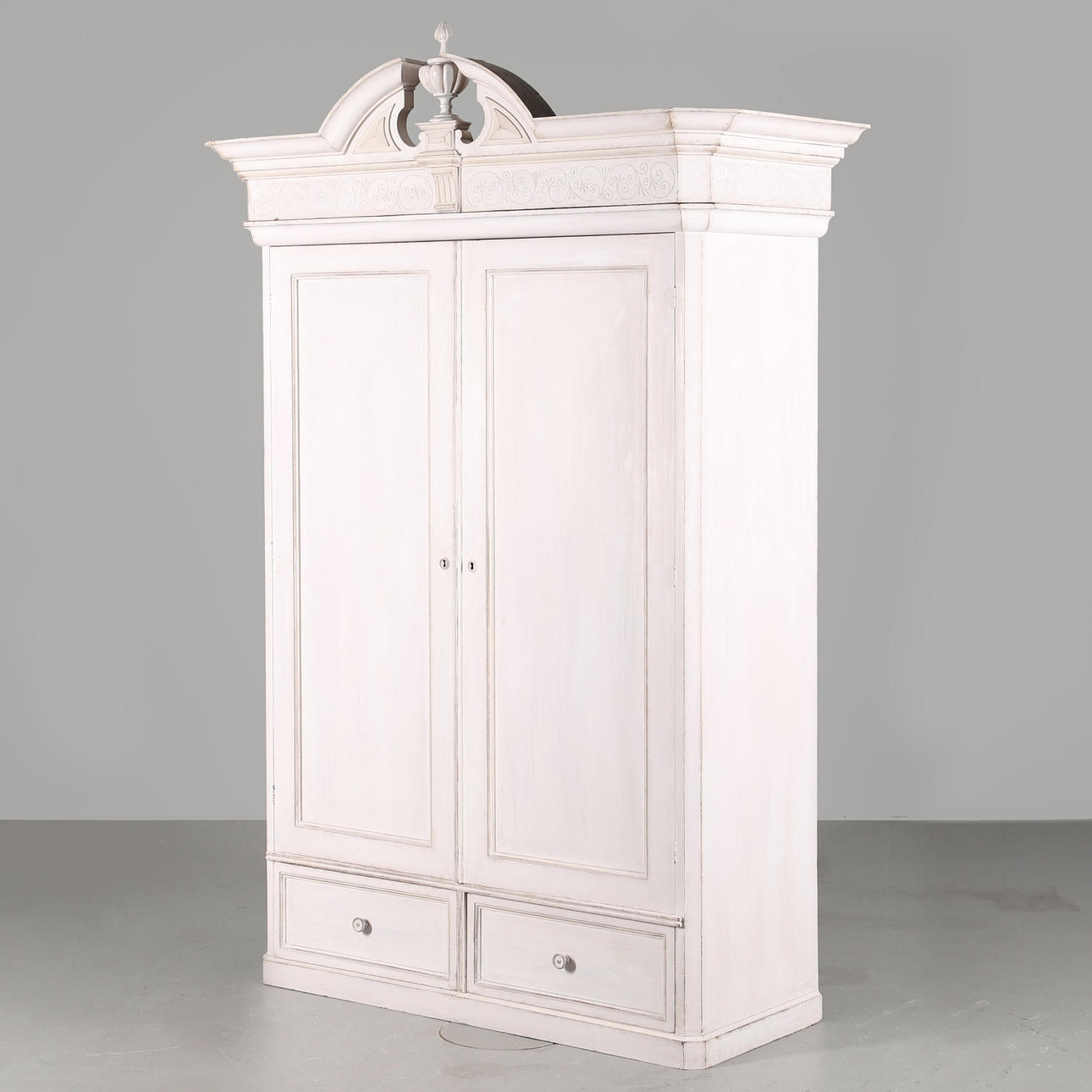 SCHRANK, weiß bemalt, um 1900.