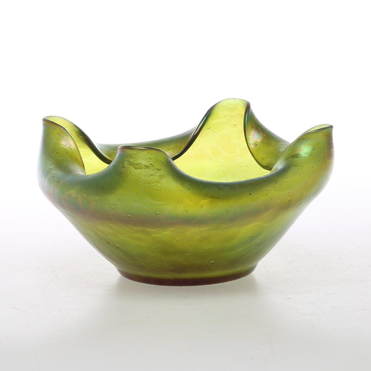 SKÅL, glas, iriserande dekor, Loetz-typ, 1900-talets början.