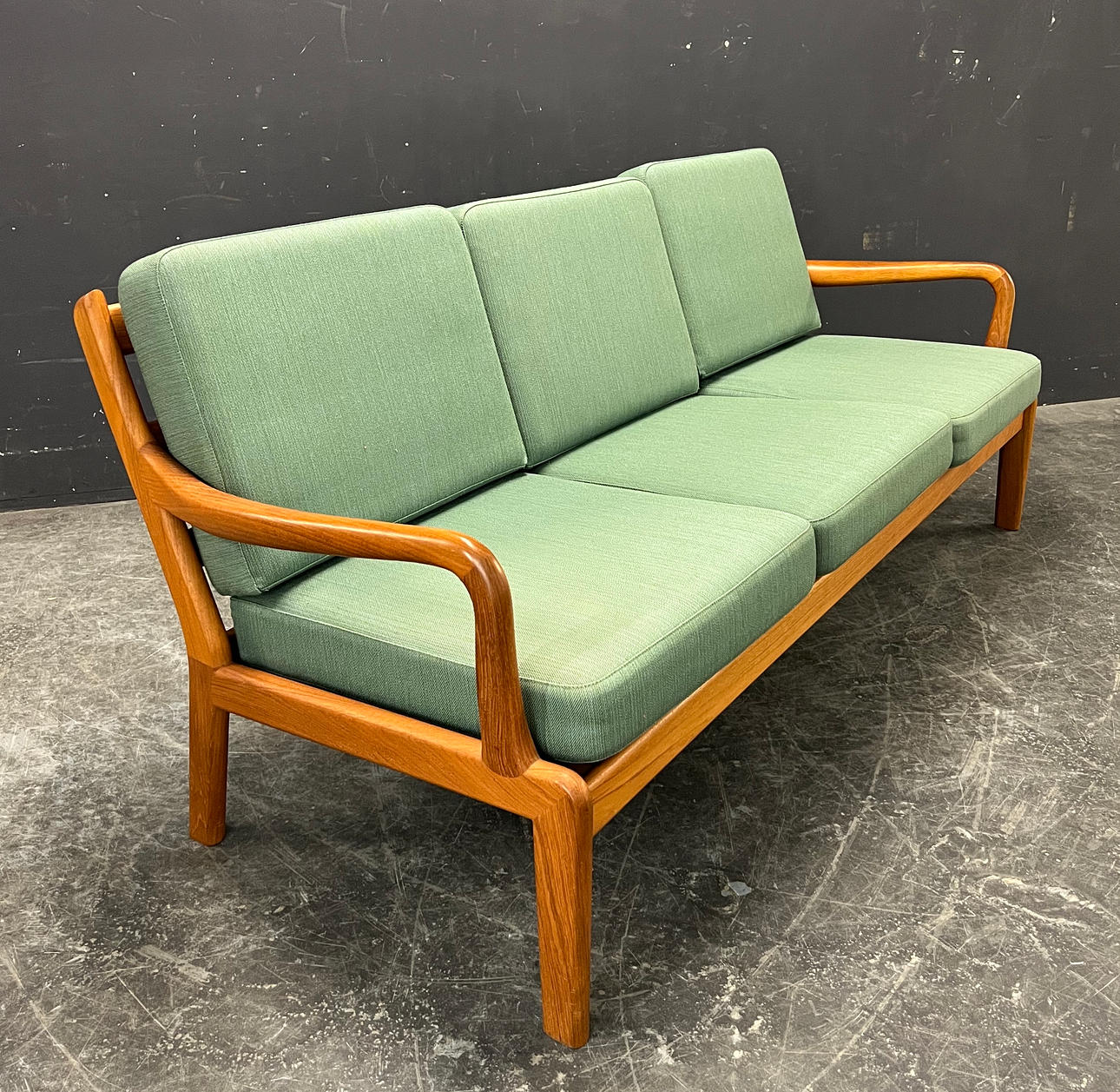 L. OLSEN & SØN MØBELFABRIK K/S SOFA.