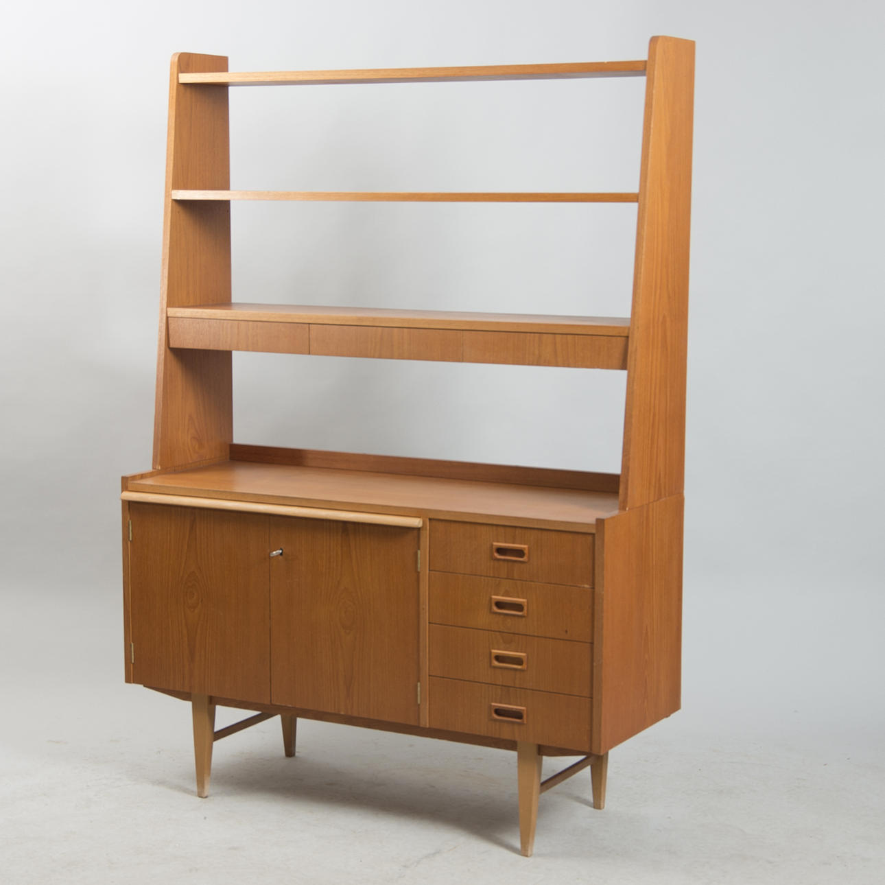 SKÅP MED BOKHYLLEÖVERDEL, teak, 1900-talets mitt.