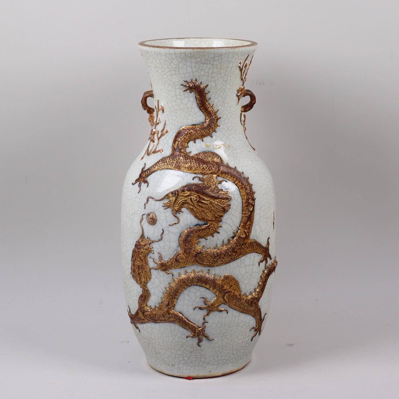 A Chinese vase, 20th century.