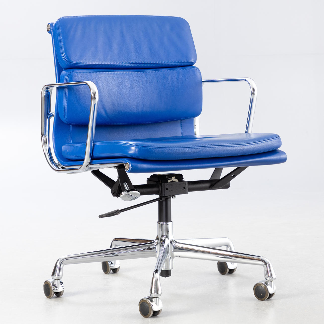 RAY & CHARLES EAMES. Vitra, kontorsstol, EA 217, Softpad, blått läder, 2004.