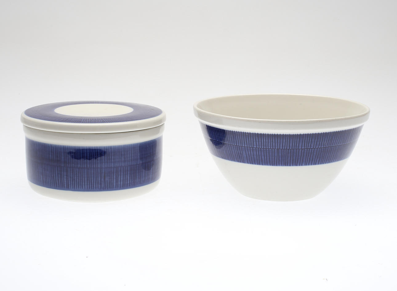 SKÅL OCH LOCKASK, porslin, "Koka Blå", Hertha Bengtsson, Rörstrand.