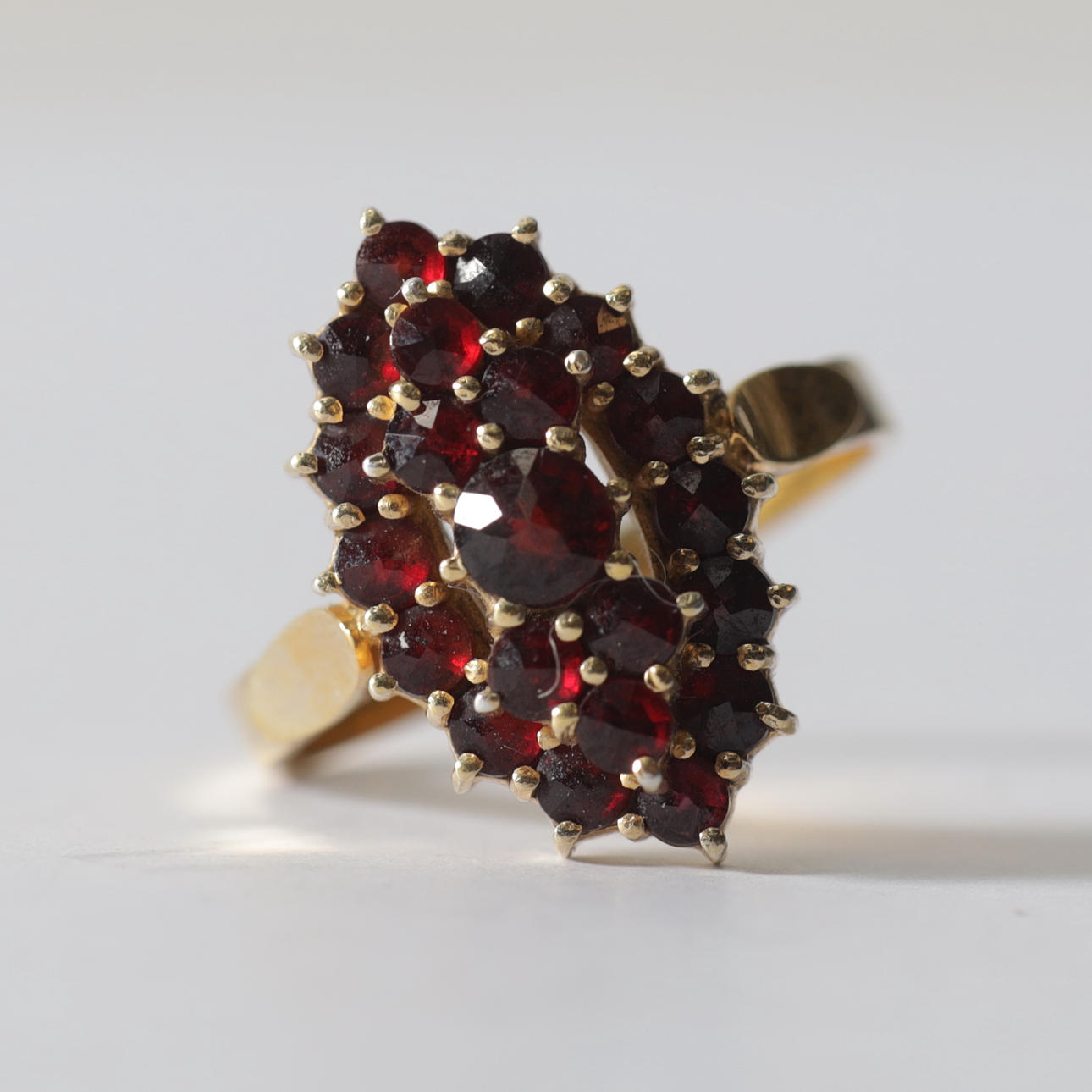 RING, gilt silver & garnets. Total weight approx. 4.1 grams.
