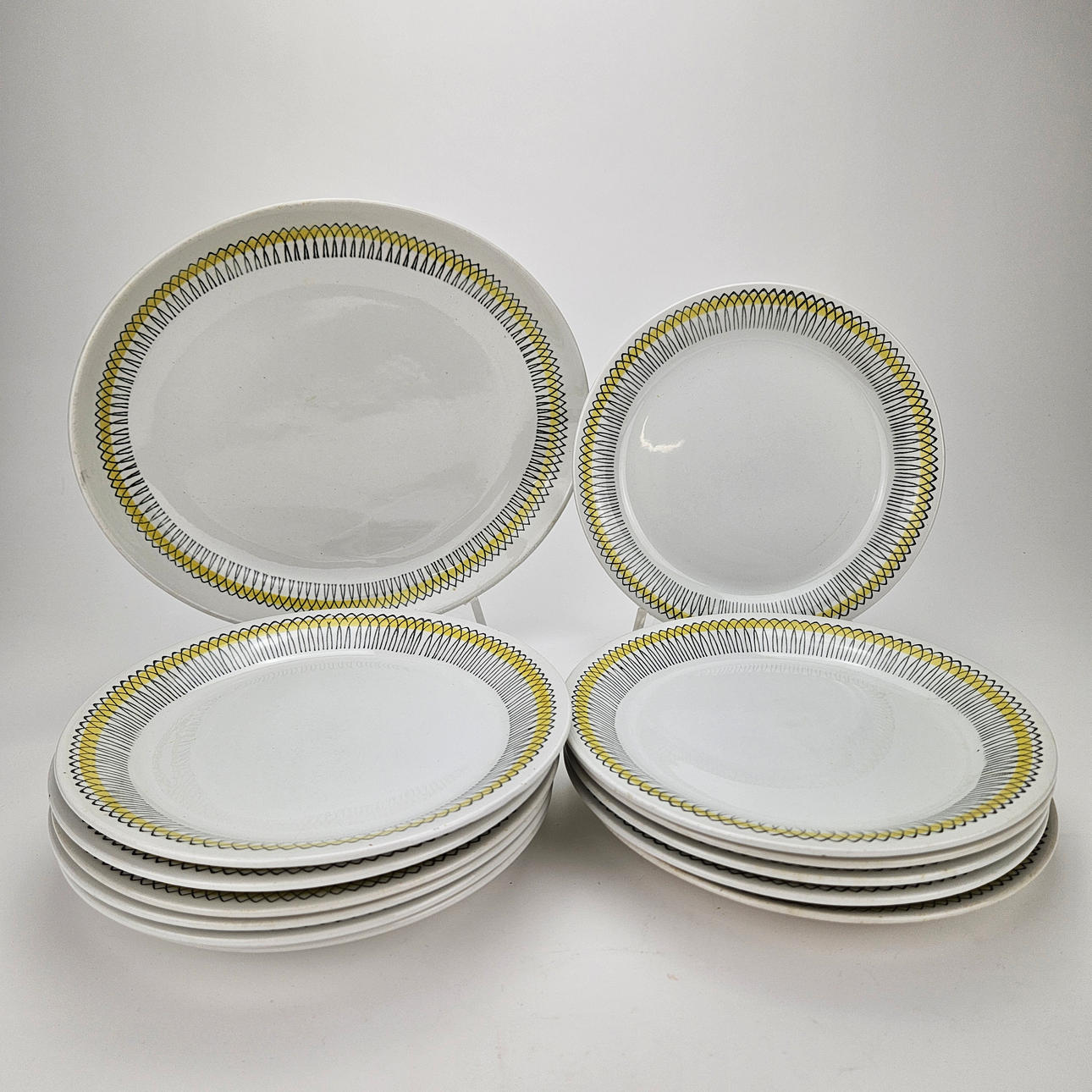 A 13-piece “Spinell” tableware set, Upsala-Ekeby/Gefle.