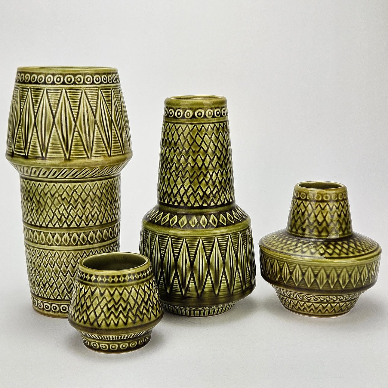 GUNNAR NYLUND. Vaser, 4 st, keramik, "Oliv", Rörstrand.