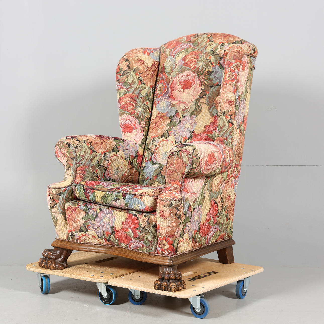 ÖRONLAPPSFÅTÖLJ, Lejontassar, 1900-tal.