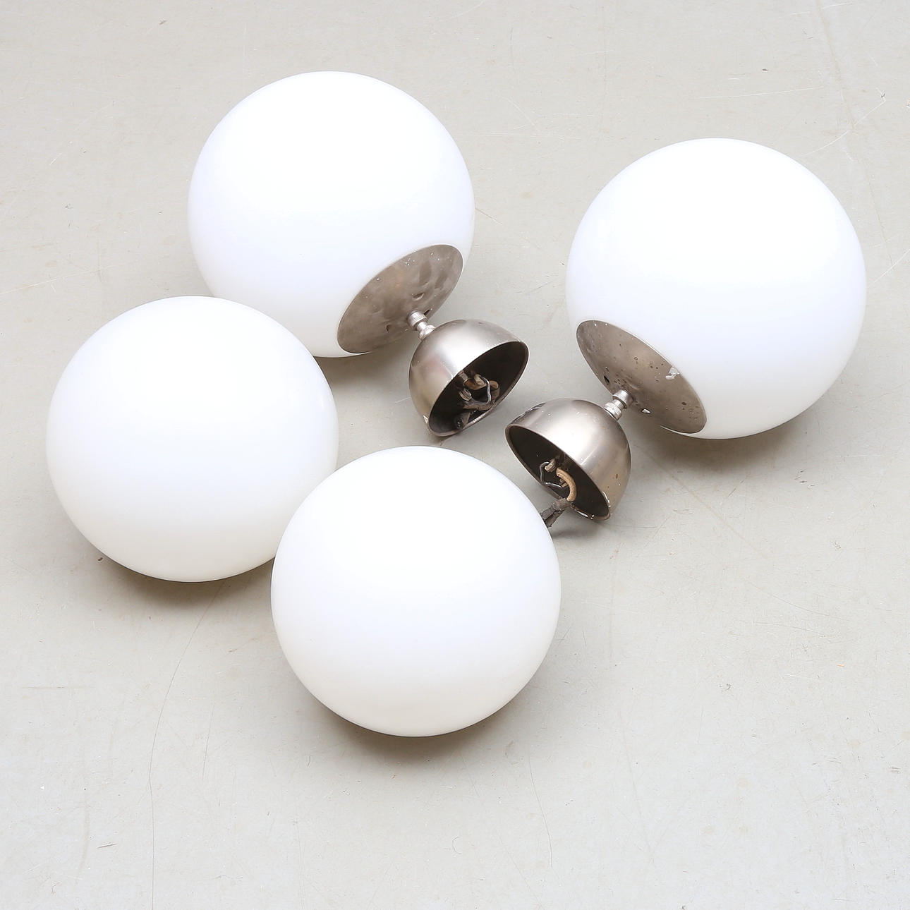 KLOTLAMPOR, 2 st, samt 2 st. glaskupor utan armatur, 1900-talets första hälft.