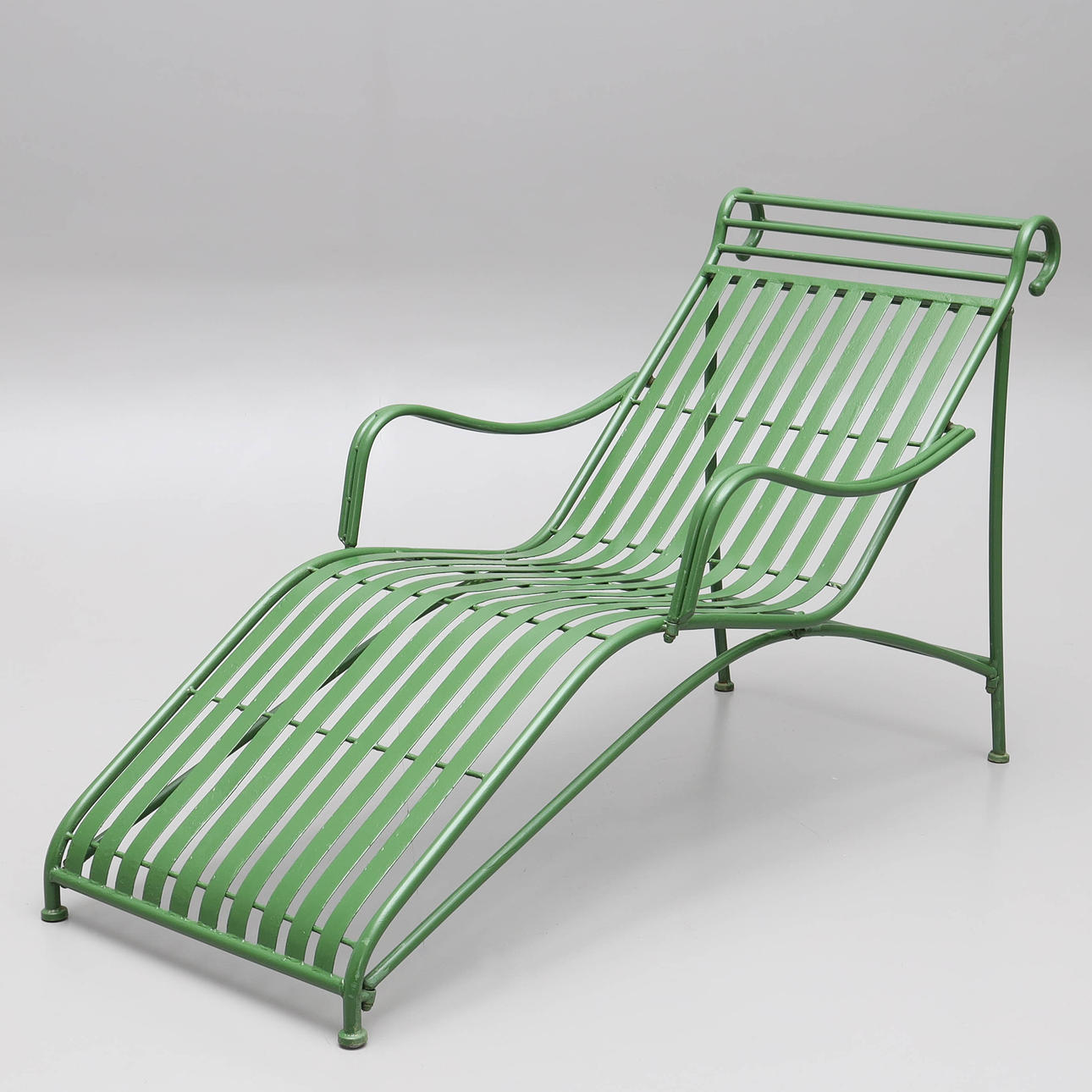 A sunbed, painted metal, 20th century.