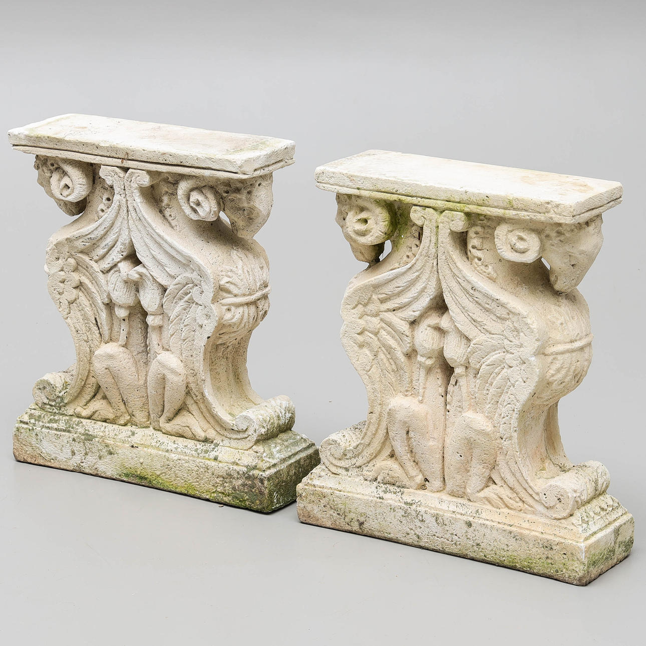 A table base, stone mass, winged trestles, 20th century.