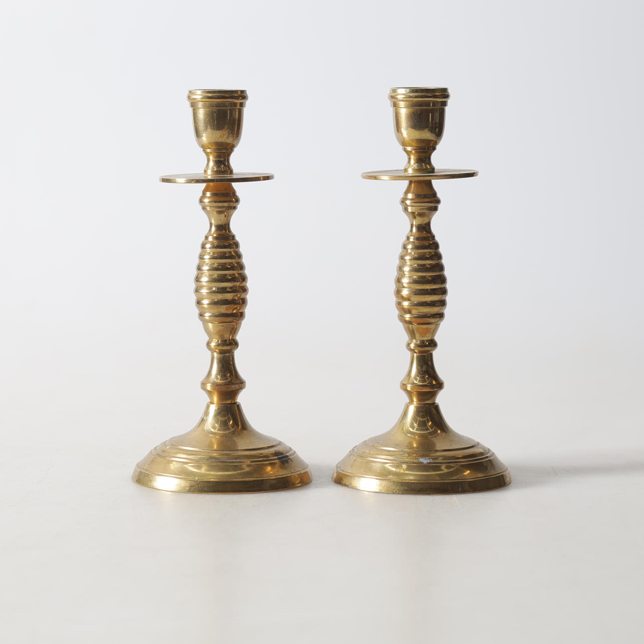 LJUSSTAKAR, ett par, mässing, 1900-tal.