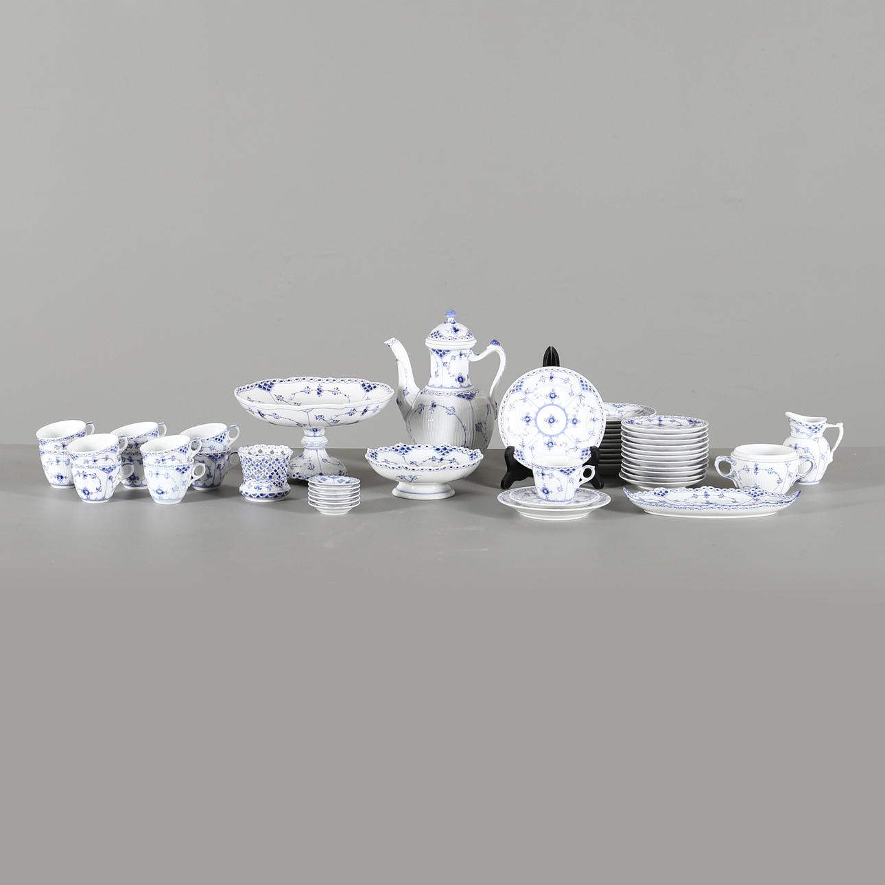 KAFFESERVIS i porslin, 48 delar, "Musselmalet" halvblond, Royal Copenhagen, Danmark.