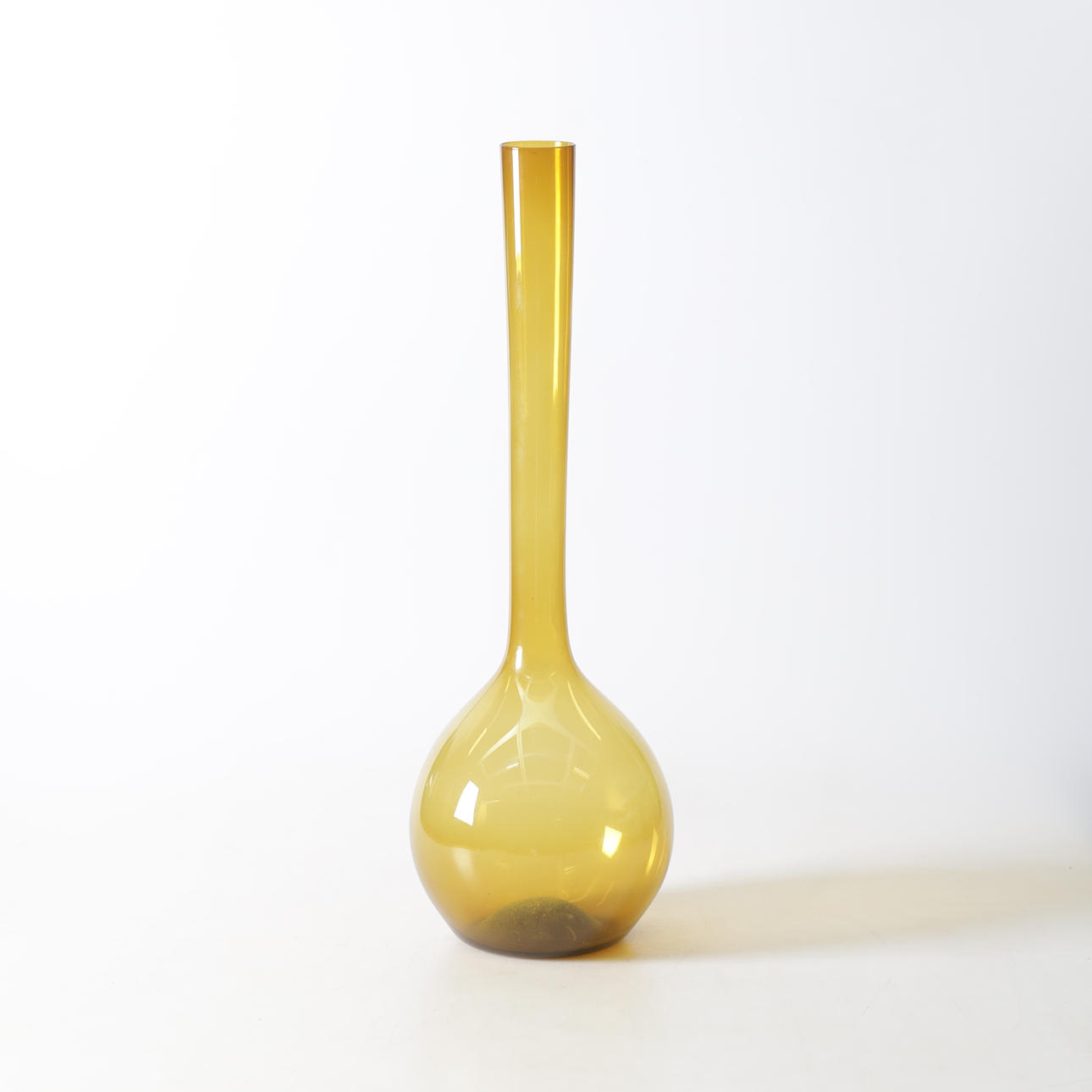 A glass bulb vase, 20th century.