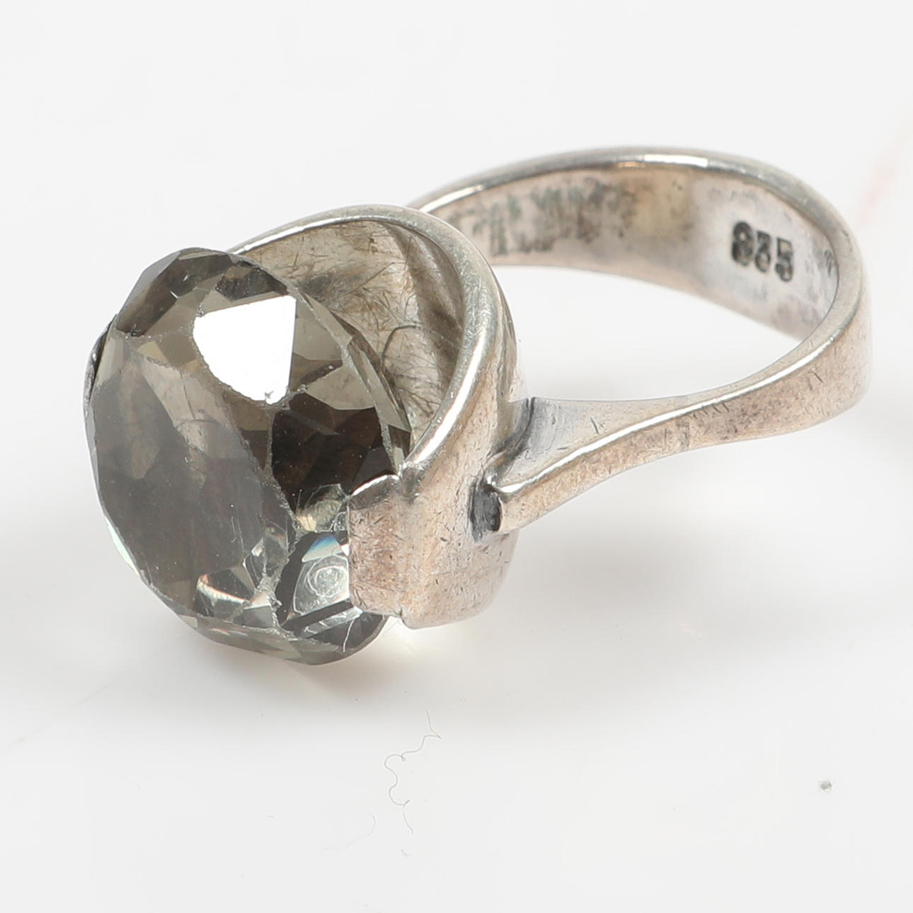 RING, silver with faceted smoke quartz.