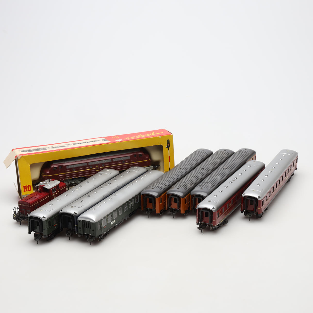 LOCOMOTIVES and WAGONS, 10 pieces, Fleischmann.