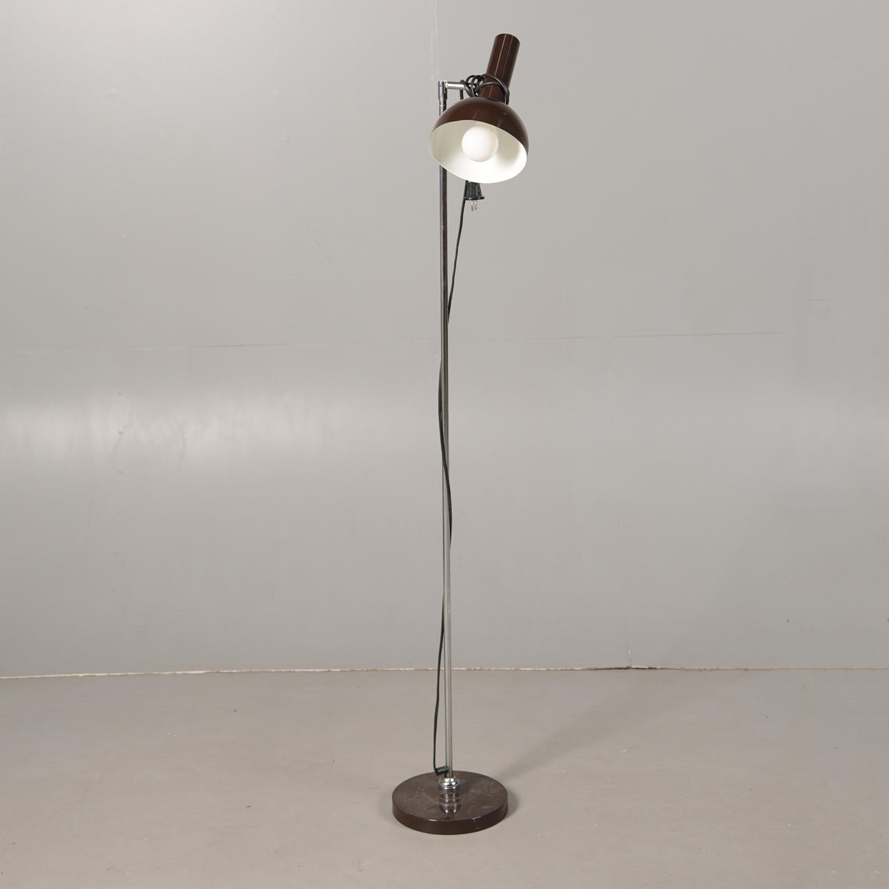 AN ADJUSTABLE FLOOR-STANDING LAMP.