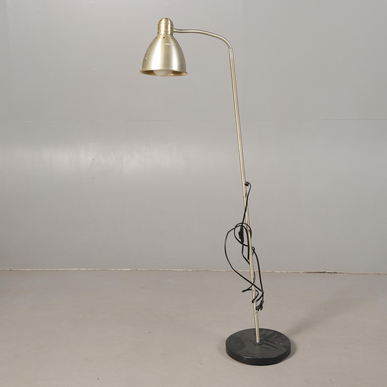 AN ADJUSTABLE FLOOR-STANDING LAMP.