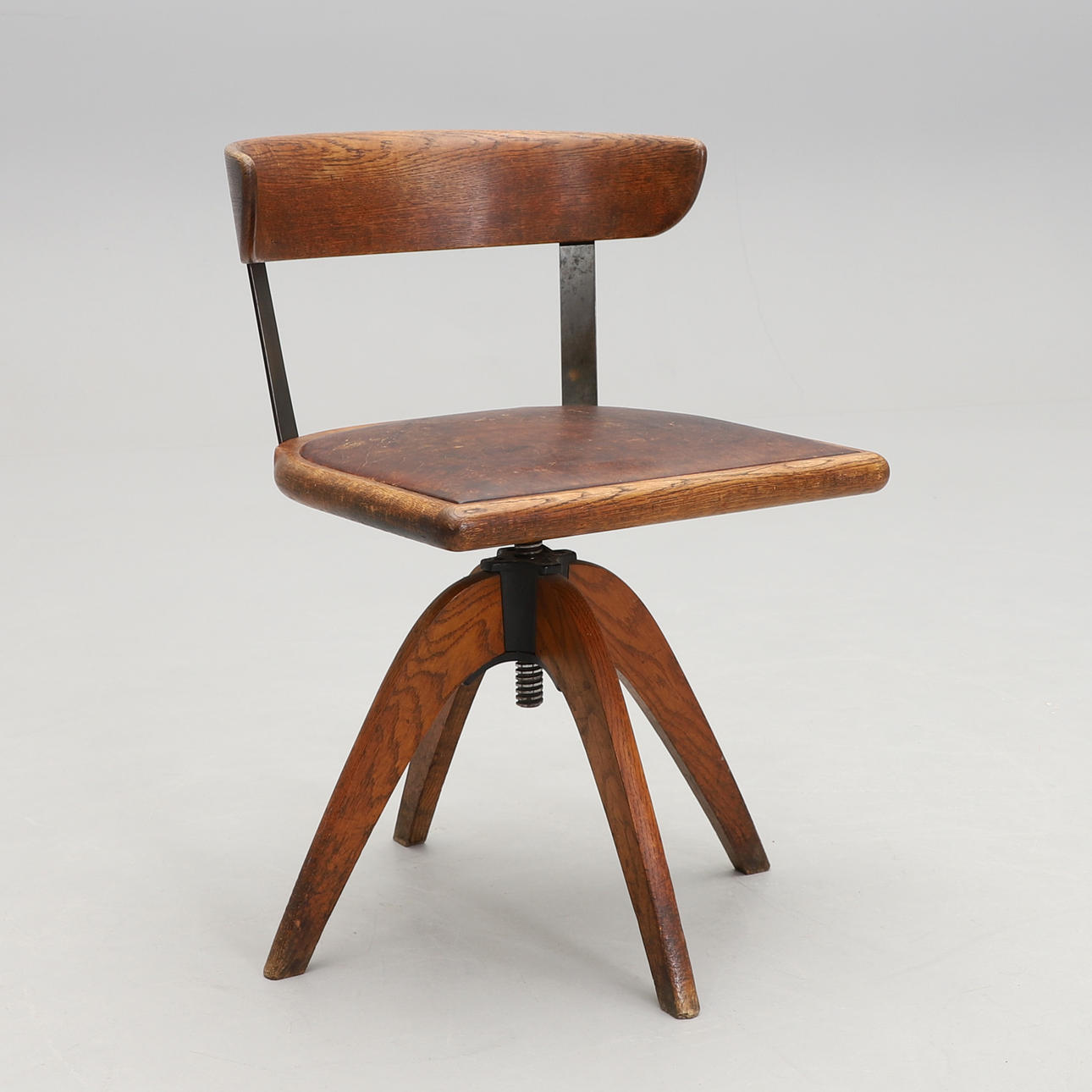 SKRIVBORDSSTOL, 1900-talets första hälft.