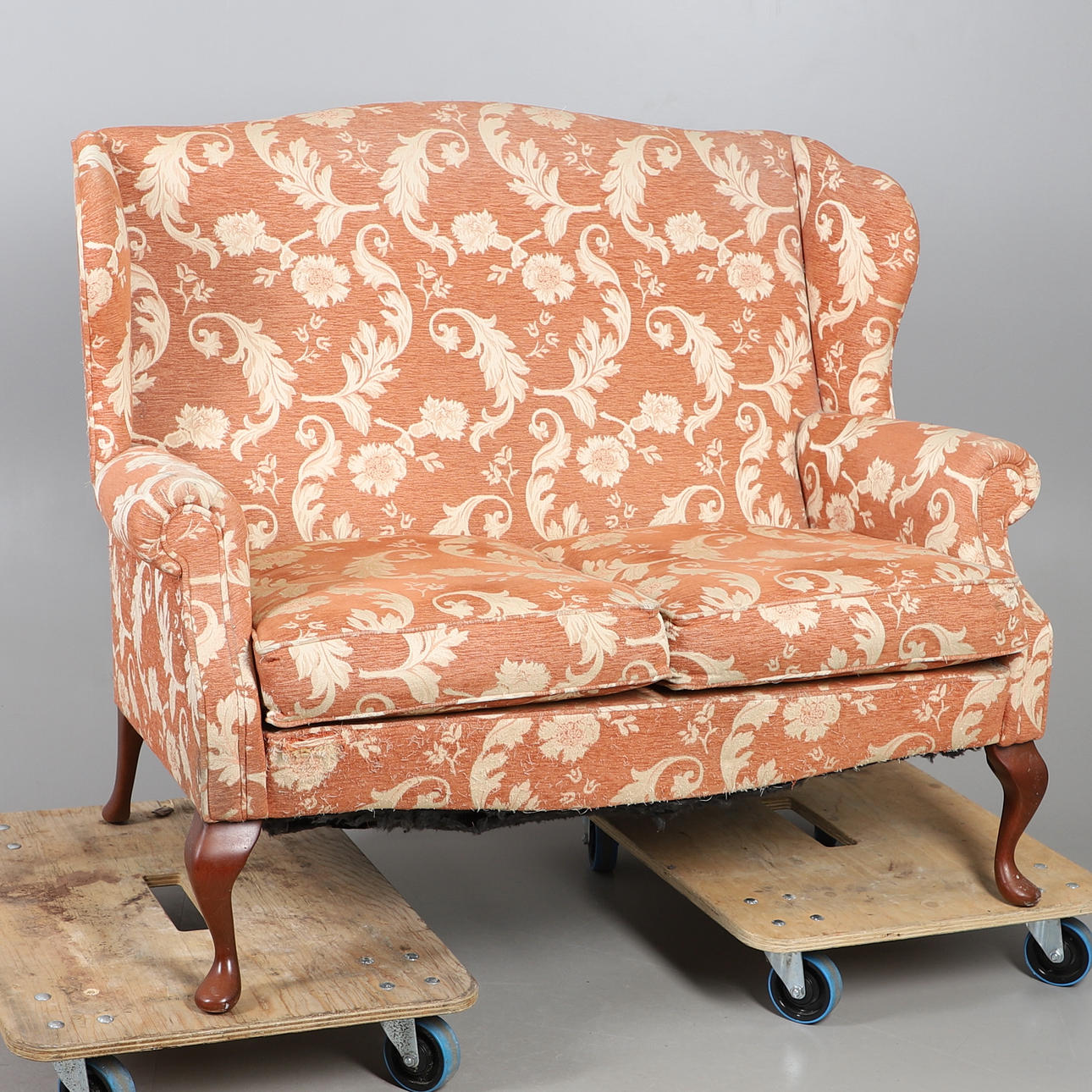 AN EDWARDIAN STYLE SETTEE.