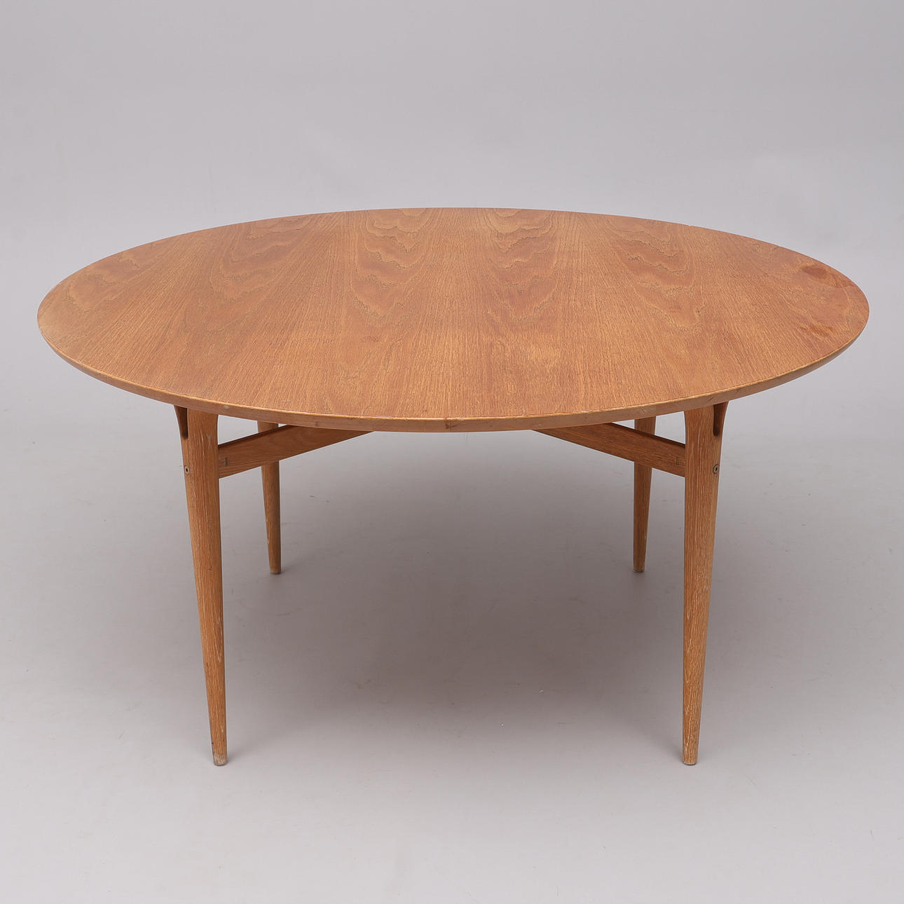 BRUNO MATHSSON. AN OAK TABLE BY KARL MATHSSON, VÄRNAMO, 1976.