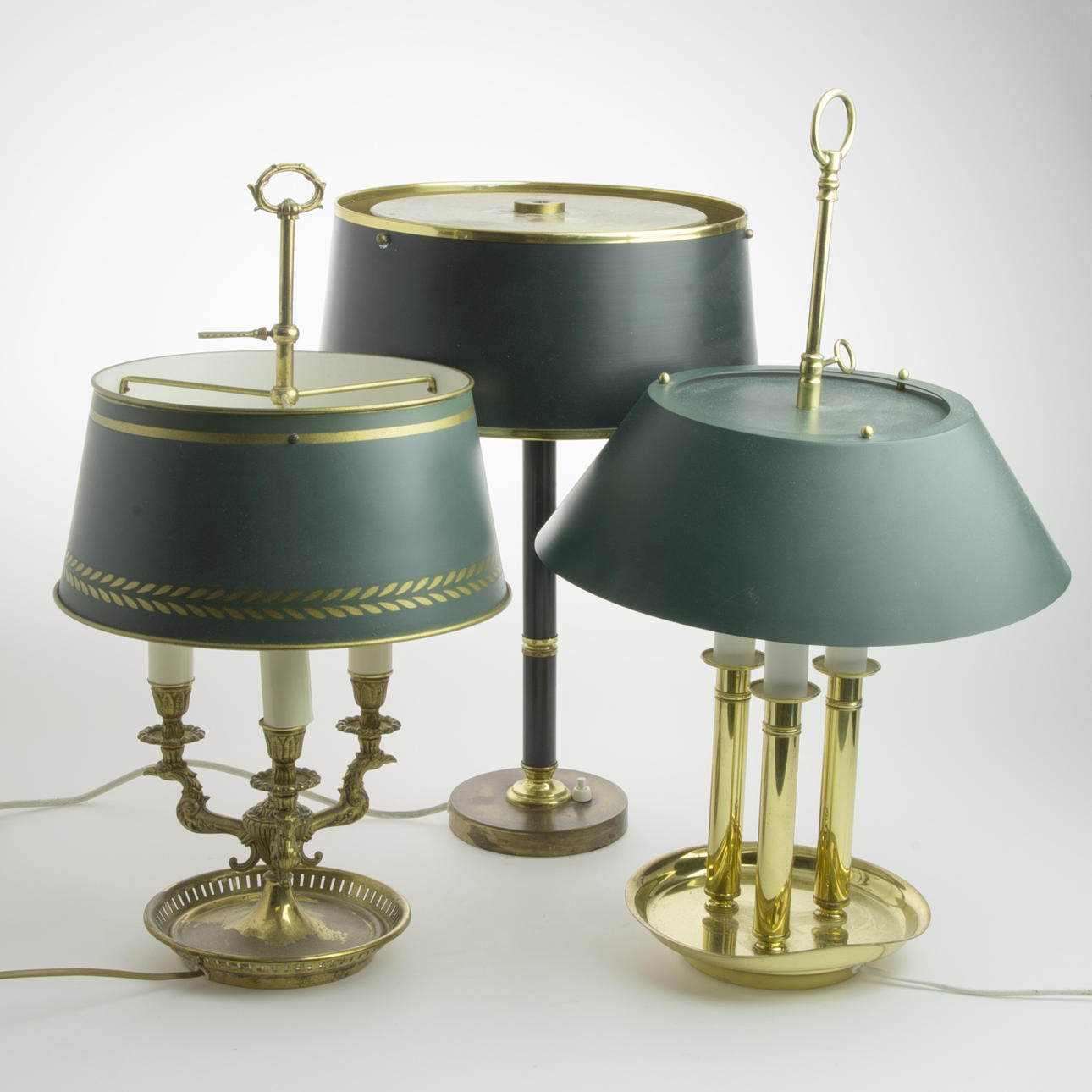 BORDSLAMPOR, 3 stycken, mässing/lackerad plåt, engelsk stil.