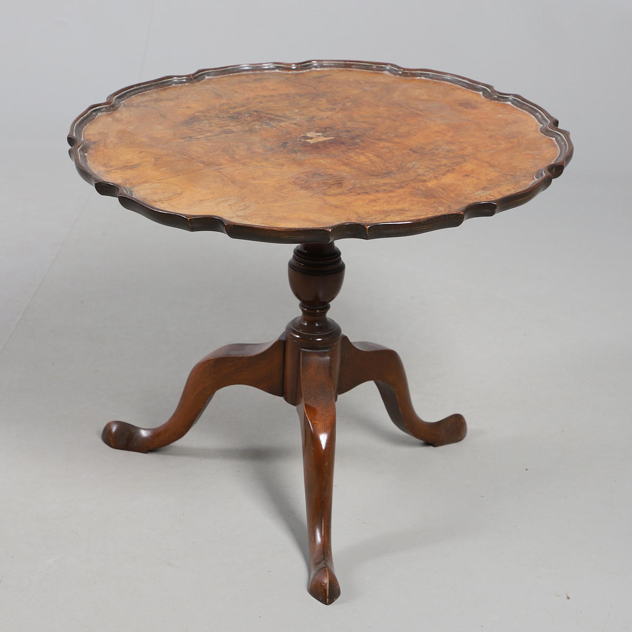 EDWARDIAN TILT TOP TABLE.