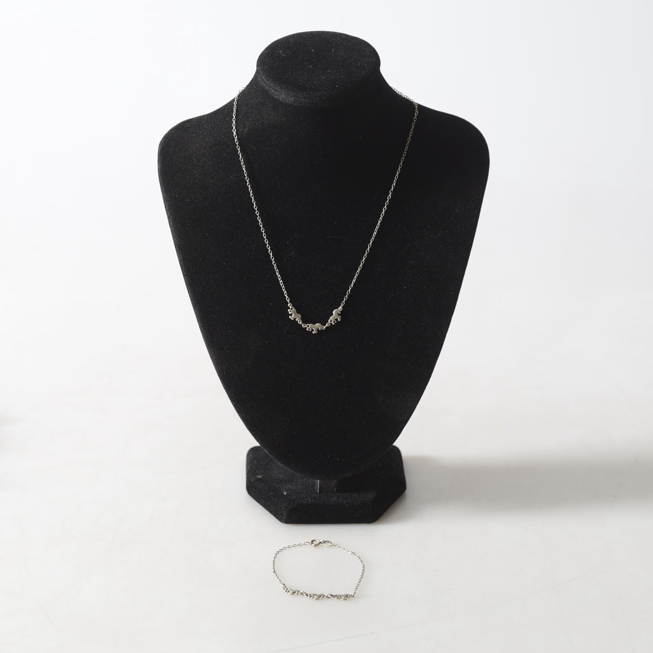 COLLIER & ARMBAND, sterlingsilver. Totalvikt ca 4,1 gram.