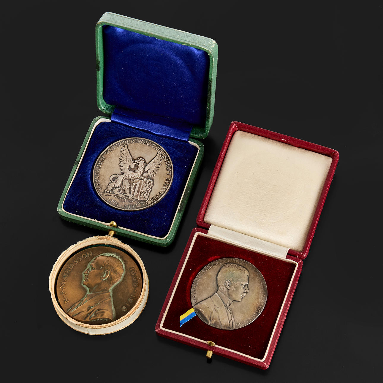 3 commemorative medals, bronze and silver.