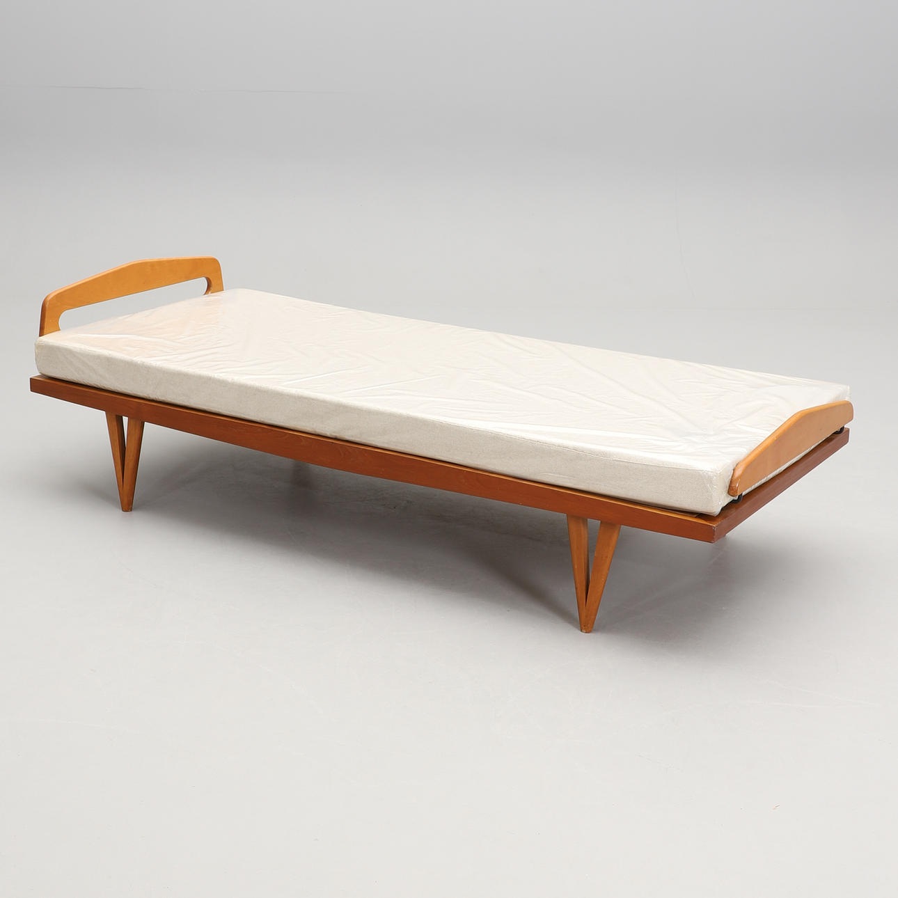 BENGT  RUDA. DAGBÄDD, "Paus", IKEA formgiven 1958.