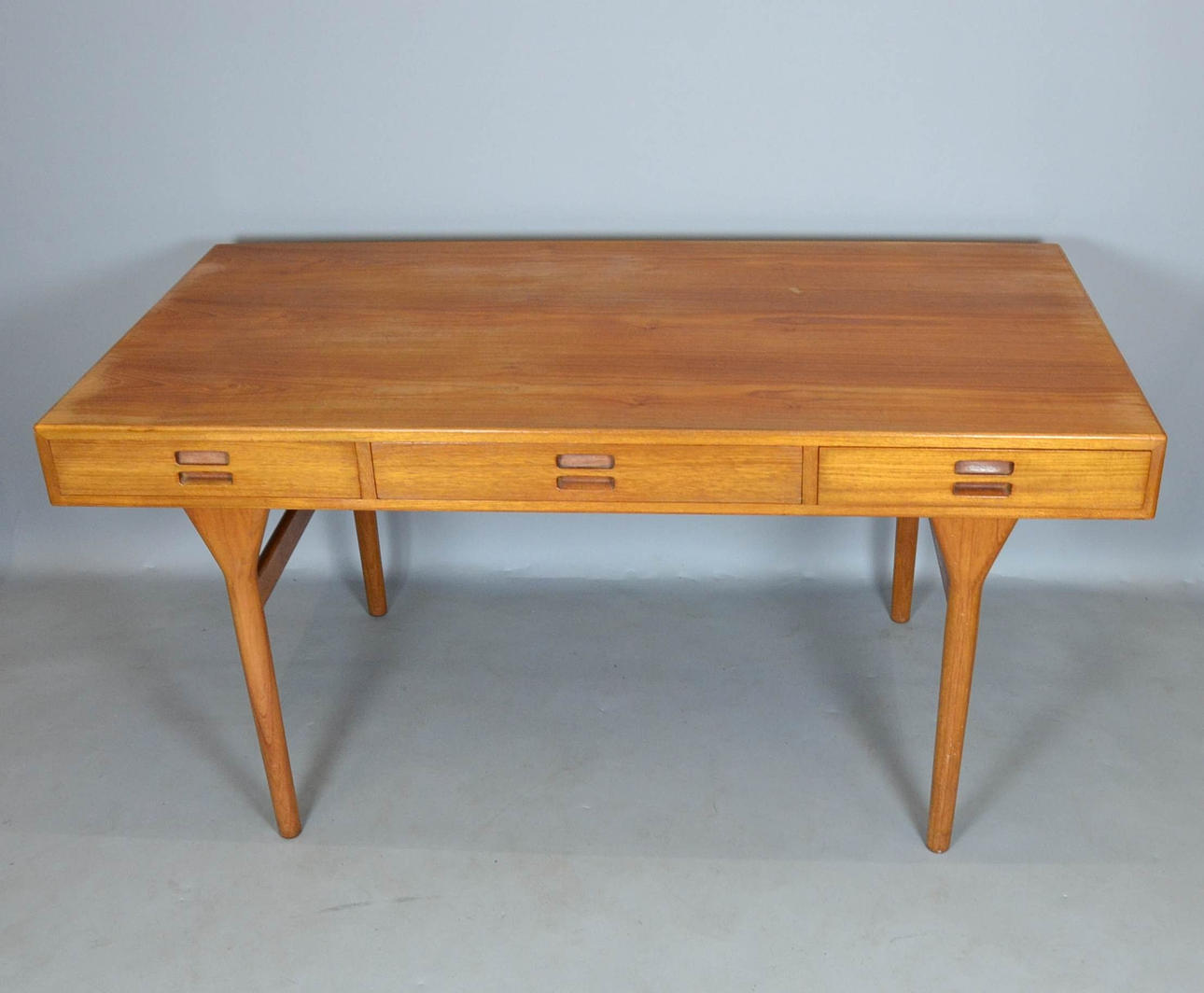 NANNA DITZEL. Teak skrivebord.