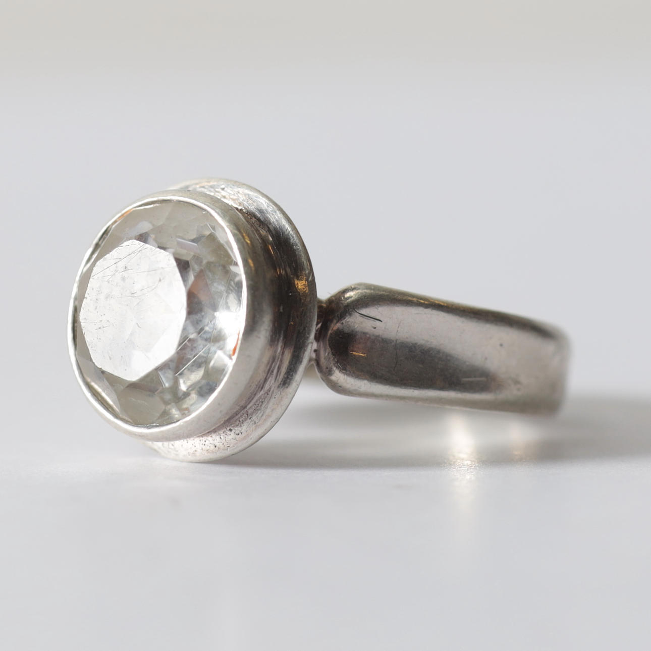 RING, silver & rock crystal. Total weight approx. 4 grams.