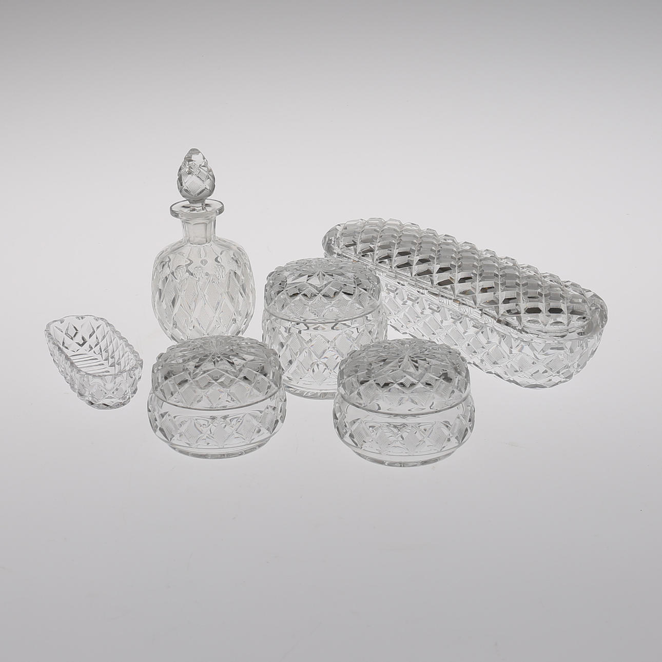 TOALETTSERVIS, 6 delar, rutslipat glas.