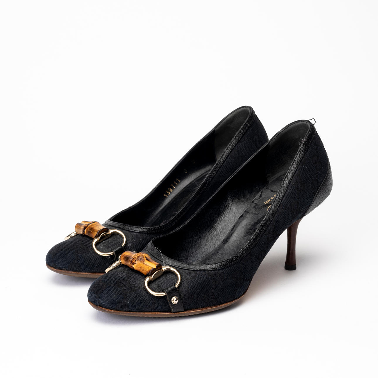 GUCCI. Pumps, size US8B (corresponds to about 39).