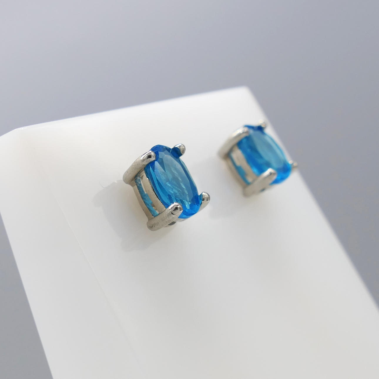 APATITE & SILVER stud earrings.