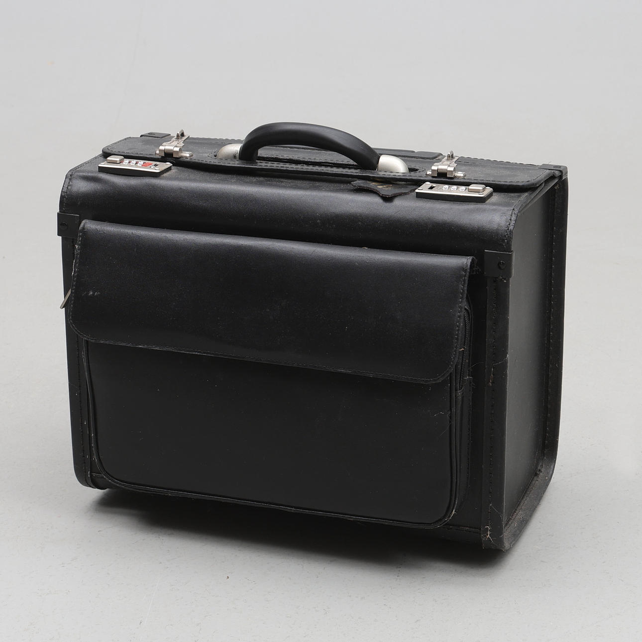 PILOT BAG ON WHEELS, Leather, black.