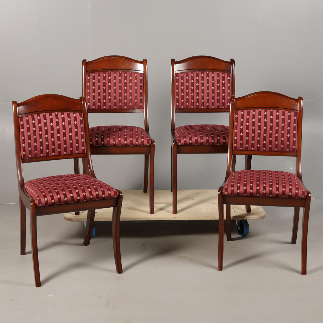 A SET OF FOUR DINING CHAIRS (4).