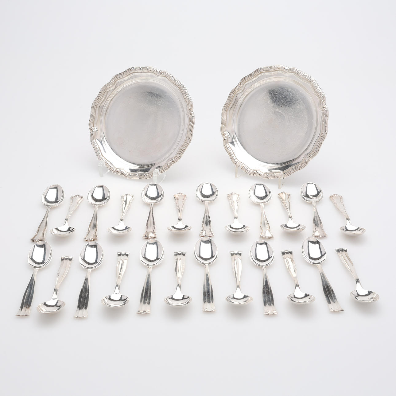 FÖREMÅL AV SILVER, 26 STYCKEN, TOTAL VIKT 583 GRAM.