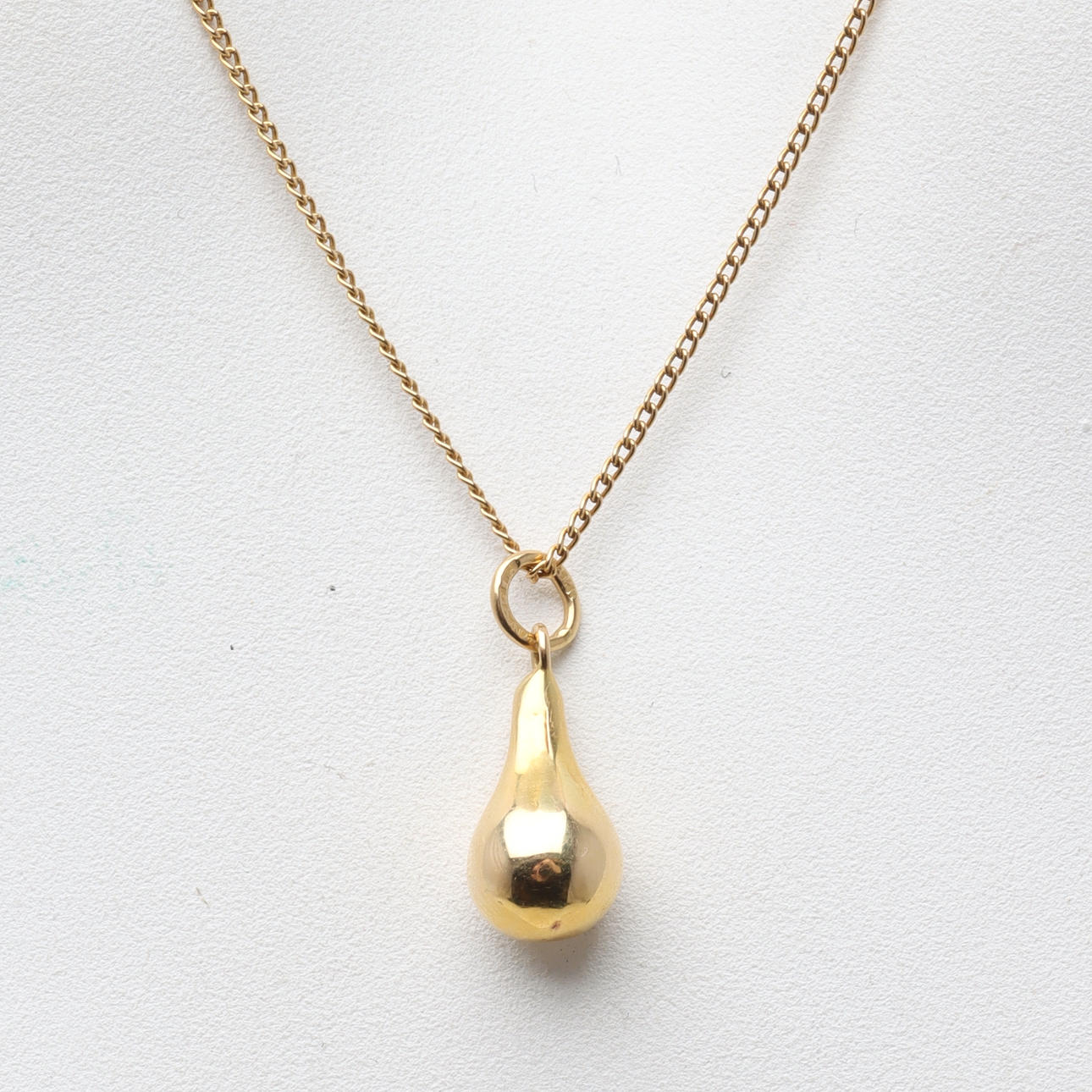 PENDANT with chain, 18K gold, drop.