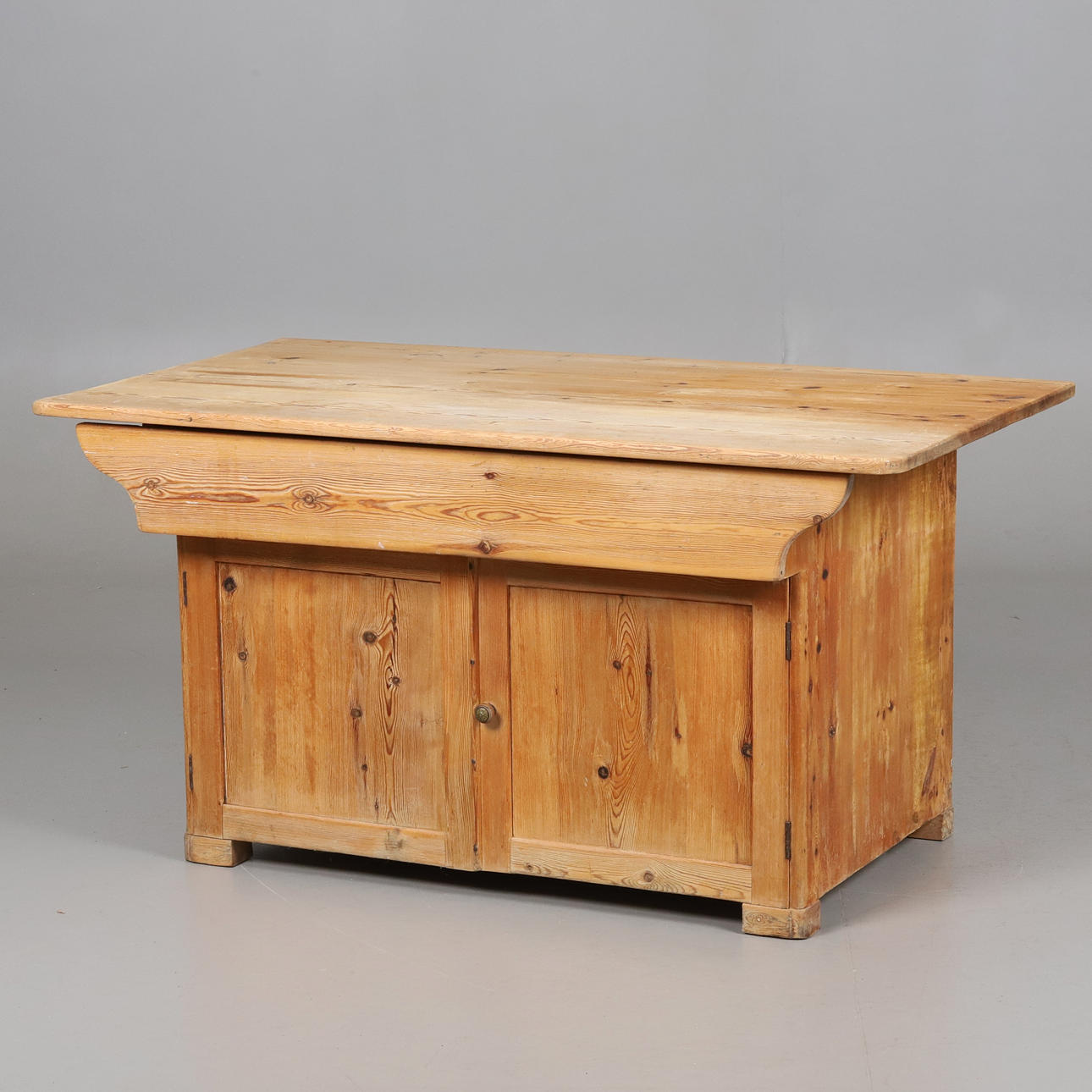 BEANIE TABLE. Pine. Allmoge, 18th/20th century.