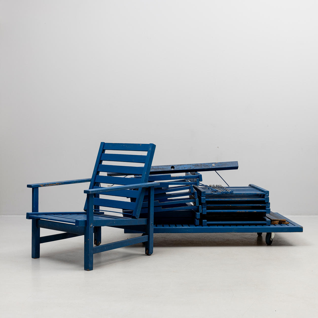 ELSA STACKELBERG. 4 armchairs and table.