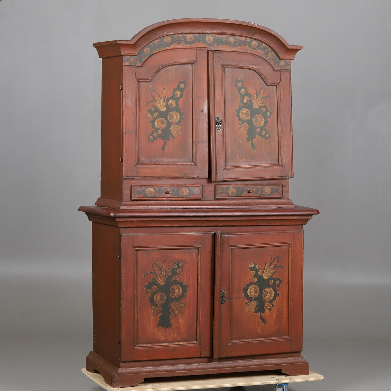CABINET. Pine. Allmoge, 2-piece. 17th/19th century.