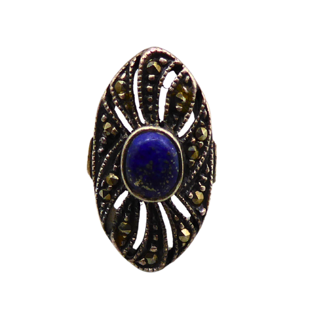 925 SILVER RING SET WITH A CENTRAL LAPIS LAZULI, FRAMED BY MARCASITES.